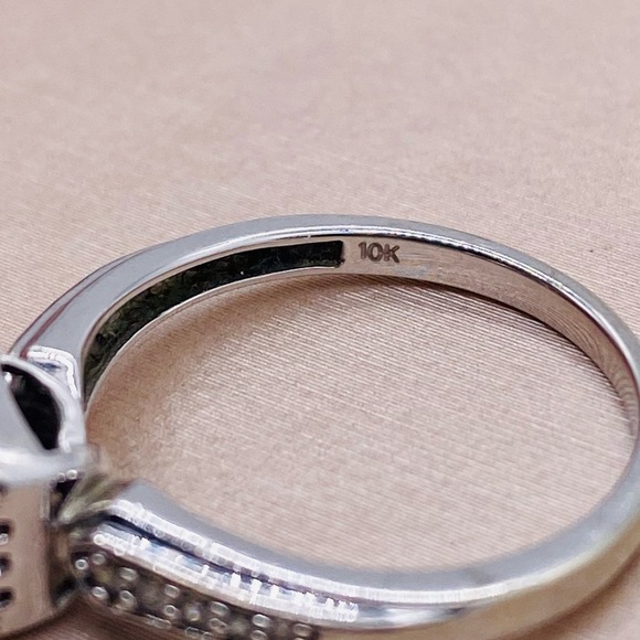 EUC 10K White Gold Princess-cut Diamond Ring - Picture 13 of 17